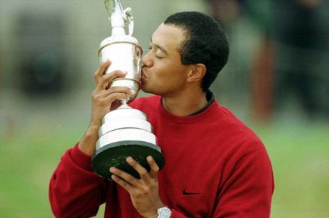 24-year-old Tiger Woods kisses the Claret Jug after winning the 2000 British Open (Getty Images)